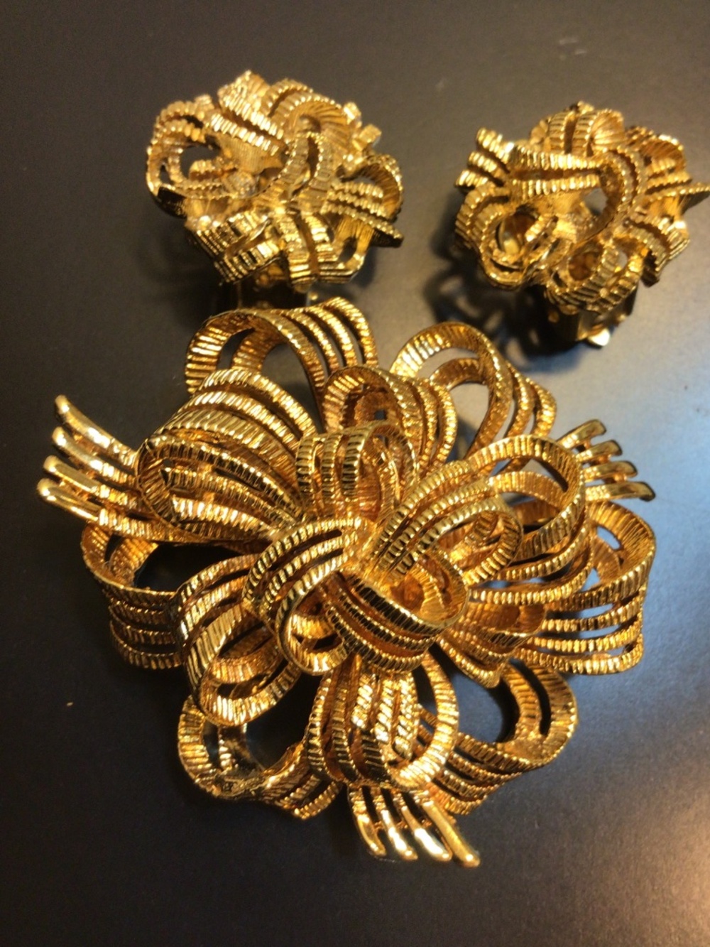 Lisner Ornate Knot Ribbon Gold Tone Openwork Textured Signed Pin & Earrings Set